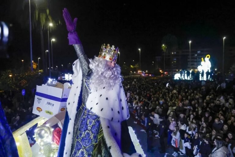 La tormenta reprograma las cabalgatas de Reyes, Feijóo alienta a Mazón a tomar la iniciativa