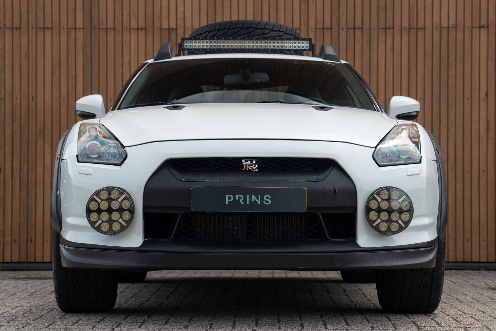 Nissan GT-R R35, el dios de los caminos todoterreno, fusiona potencia y versatilidad offroad