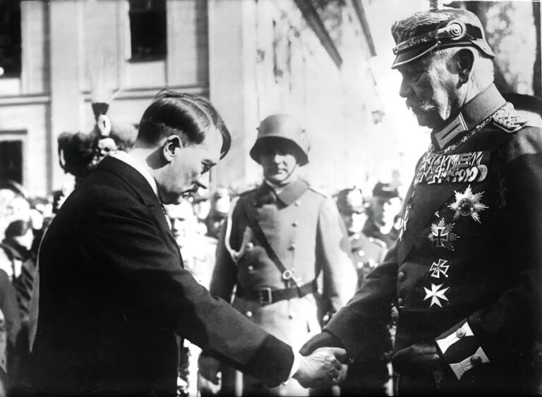 Hitler ascendió al poder mediante intrigas, sin un respaldo contundente en las elecciones