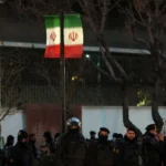 Exteriores aconseja a los españoles en Irán que consideren abandonar el país. Los reyes valoran