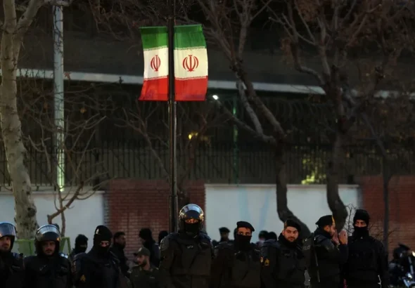 Exteriores aconseja a los españoles en Irán que consideren abandonar el país. Los reyes valoran