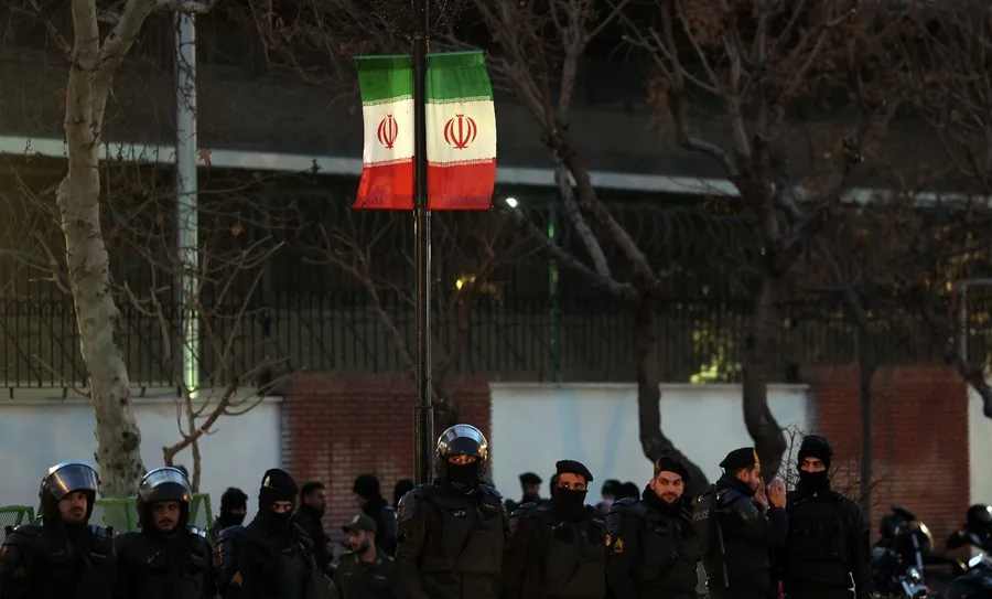 Exteriores aconseja a los españoles en Irán que consideren abandonar el país. Los reyes valoran