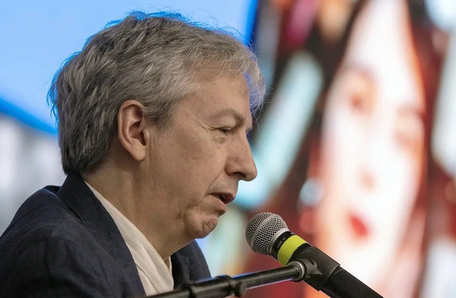 David Toscana recibe el Premio Alfaguara de Novela 2026 por 'El ejército ciego' en un evento