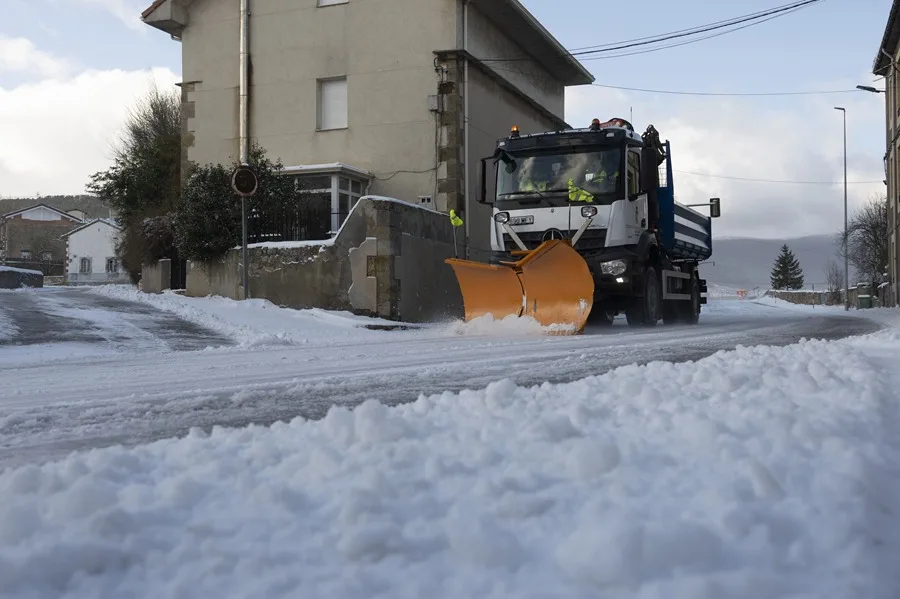 La nieve impacta 54 carreteras, tres principales, en León y Huesca en Castilla-La Mancha.