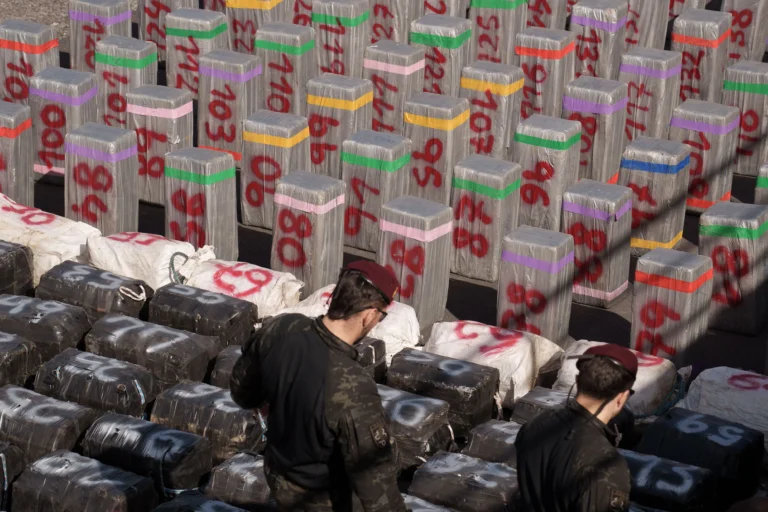 Seis de los trece tripulantes del barco detenido con casi diez toneladas de cocaína a prisión