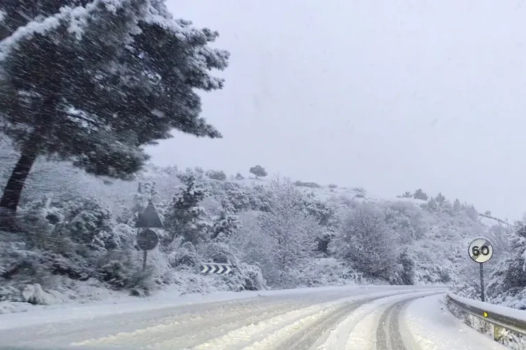 Se reducen a 105 las carreteras afectadas; mejora la A-52 y AP-66. Asesinan a una mujer en Alhau