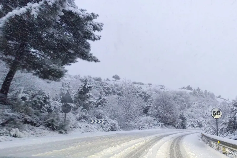 Se reducen a 105 las carreteras afectadas; mejora la A-52 y AP-66. Asesinan a una mujer en Alhau