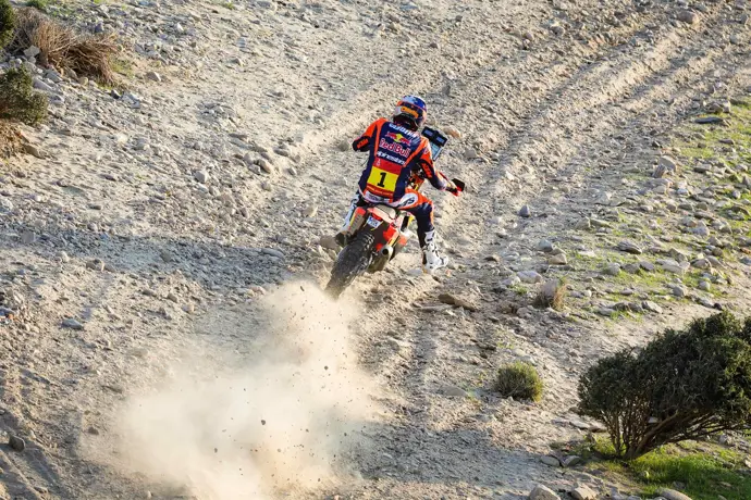 Canet pierde el liderato en motos y Sainz pierde tiempo en coches en el Rally Dakar