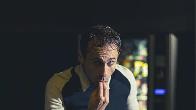 Oriol Pla Solina brilla en 'Gula / Gola', una crítica mordaz al consumismo contemporáneo en el CDN