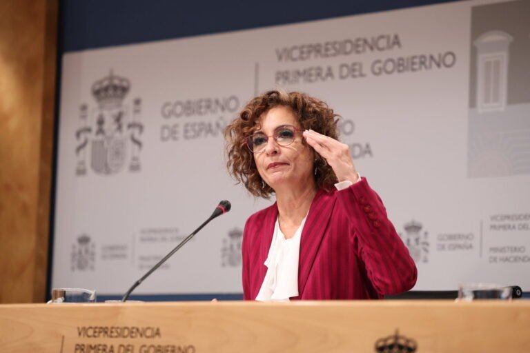 El Gobierno propone aumentar la cesión de IRPF e IVA a las CCAA para inyectar 16.000 millones