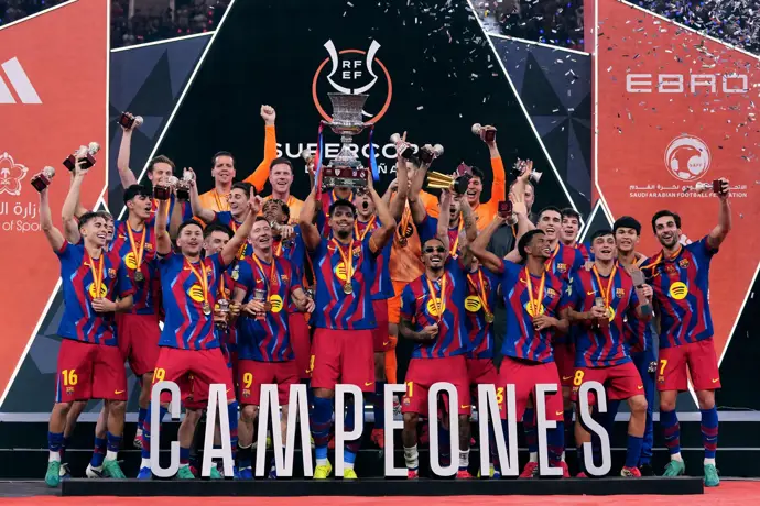 El Barça supera a un valiente Real Madrid y se alza con la Supercopa