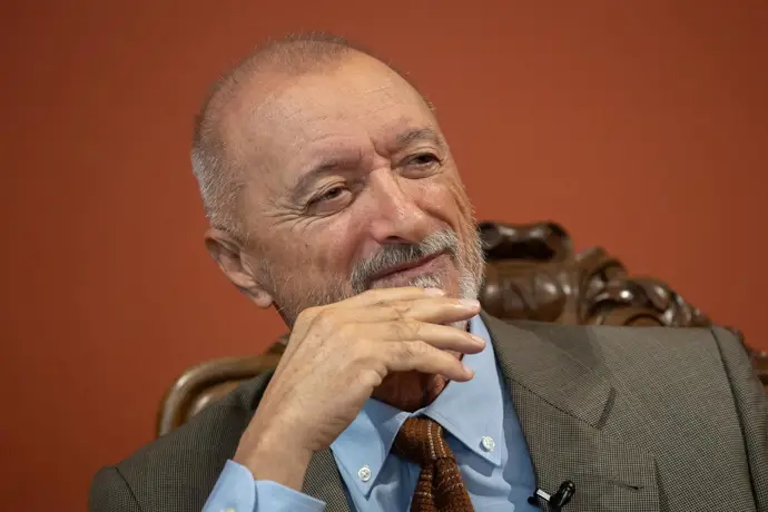 Arturo Pérez-Reverte critica a la RAE de Muñoz Machado por ceder a presiones externas y califica