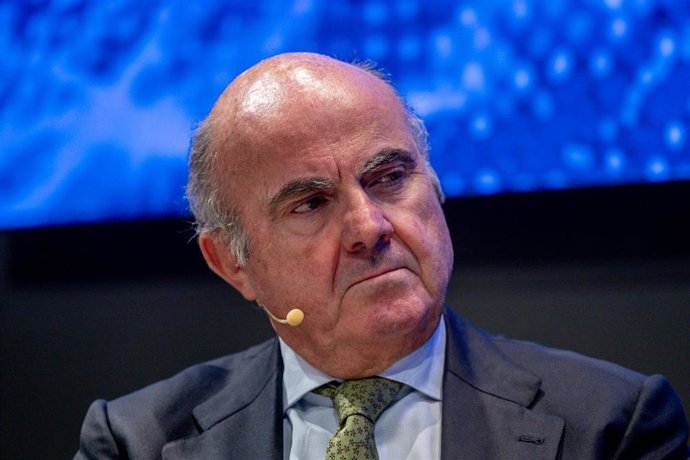 Archivo - El vicepresidente del Banco Central Europea, Luis de Guindos, durante un coloquio, en la sede de la Esade, a 2 de octubre de 2025, en Madrid (Espa&ntilde;a). El encuentro, organizado por EsadeEcPol, se enmarca dentro de las sesiones de &lsquo;Conversaciones