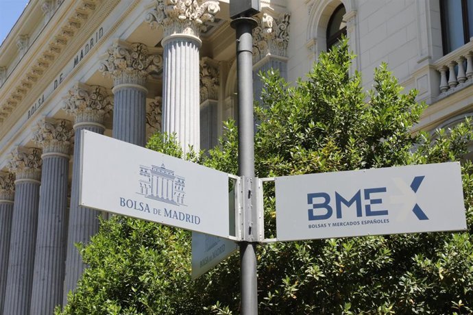 Archivo - Se&ntilde;al de la Bolsa de Madrid frente a la fachada del edificio, en Madrid (Espa&ntilde;a)