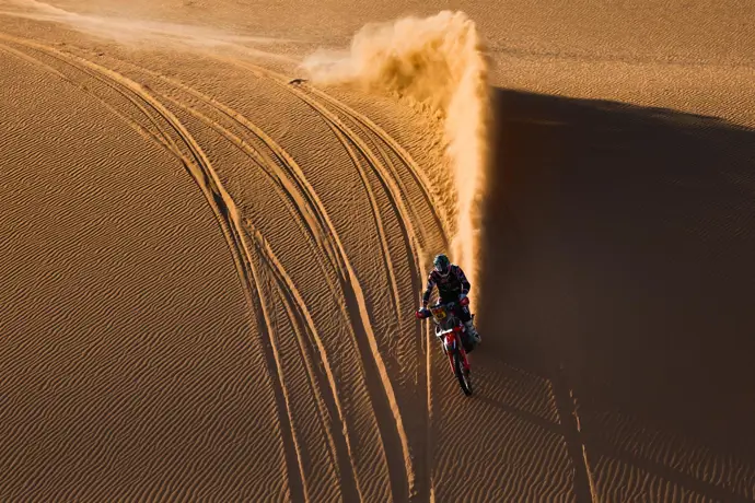 Schareina se sitúa en el 'top 3' de motos, mientras Sainz enfrenta una difícil etapa en el Dakar