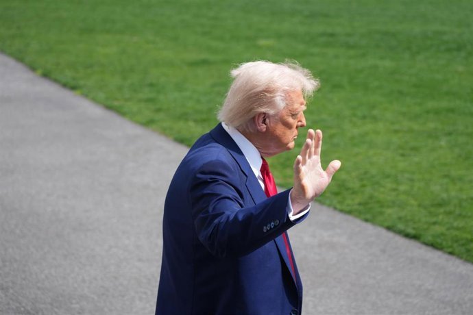 Archivo - 03 April 2025, US, Washington: US&nbsp;President Donald Trump leaves after speaking to media at the White House. Photo: Andrew Leyden/ZUMA Press Wire/dpa