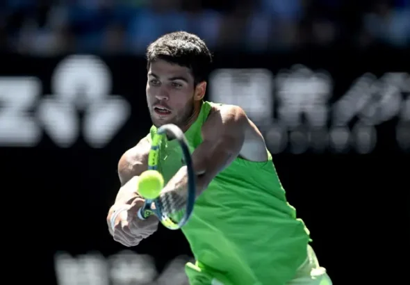 Alcaraz avanza en Australia y alcanza los octavos de final