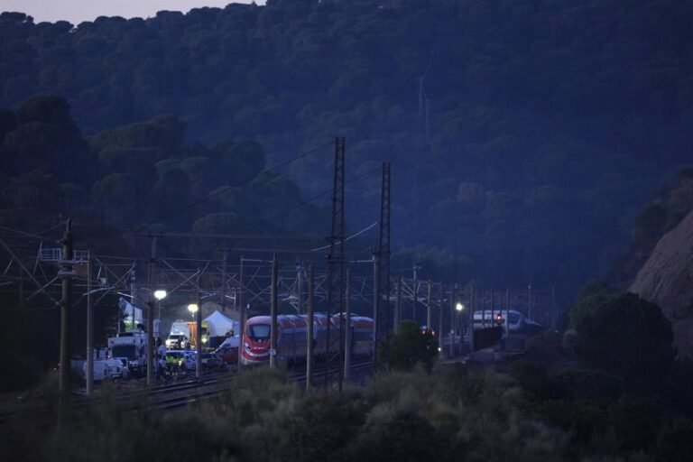 cronología de la respuesta de los servicios de emergencia y adif tras el accidente de adamuz