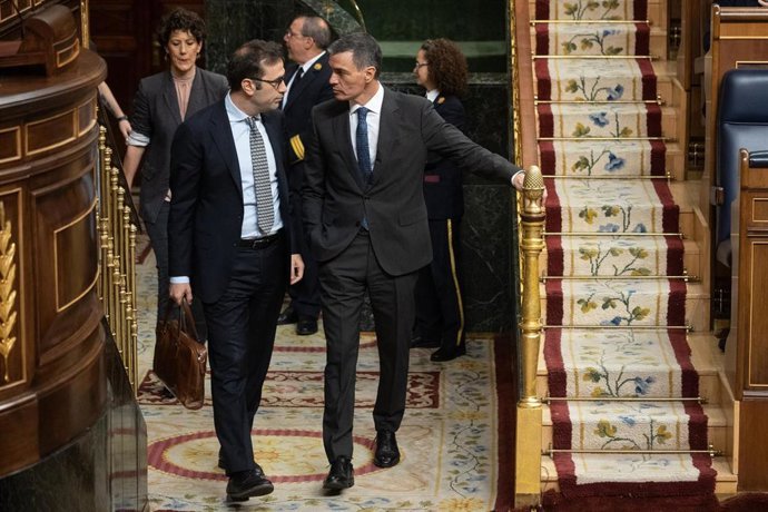 Archivo - El ministro de Econom&iacute;a, Carlos Cuerpo (i) y el presidente del Gobierno, Pedro S&aacute;nchez (d).