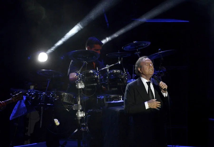 DENUNCIA JULIO IGLESIAS