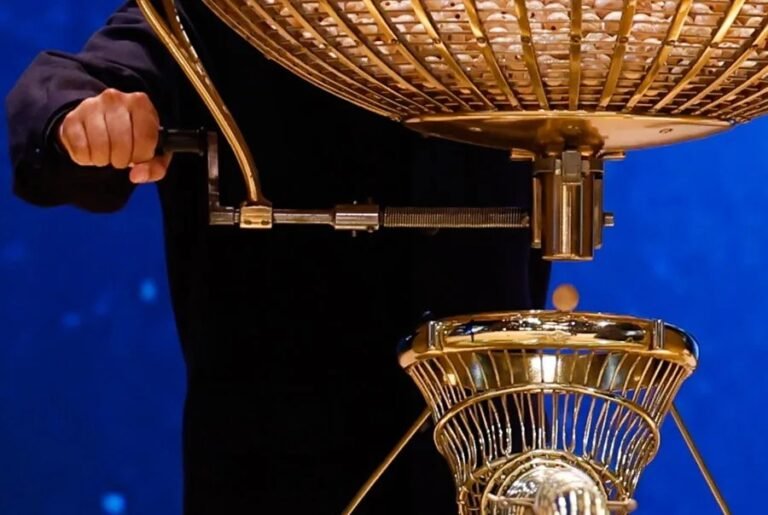 Un ni&ntilde;o de San Ildenfonso extrae una bola de un bombo