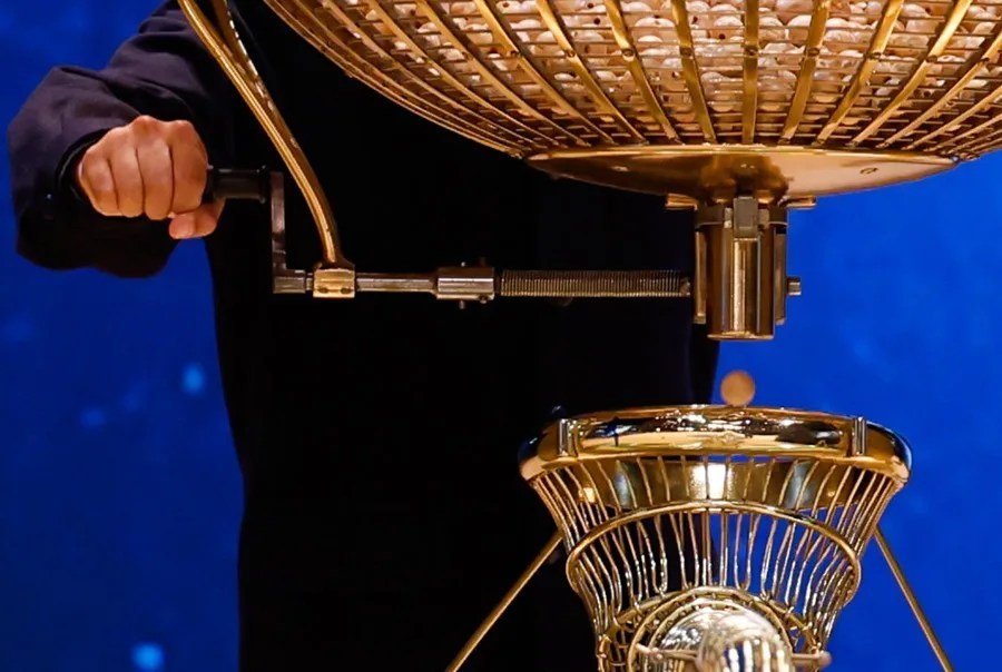 Un ni&ntilde;o de San Ildenfonso extrae una bola de un bombo