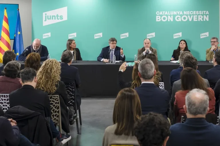 Puigdemont pide a Cataluña que reaccione ante su colapso y exige la destitución de la consellera