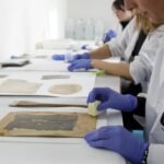 Los reyes destacan el trabajo de recuperación de recuerdos familiares tras la dana en Albares