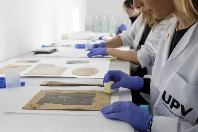 Los reyes destacan el trabajo de recuperación de recuerdos familiares tras la dana en Albares