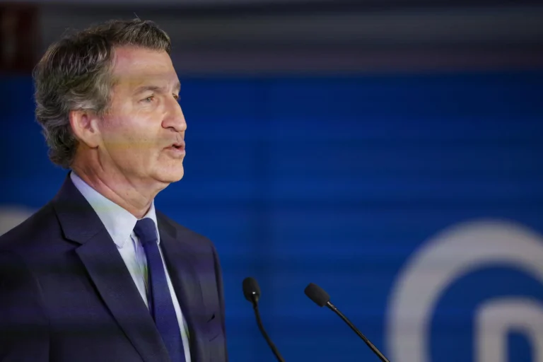 Feijóo convoca reunión urgente en Génova con ex presidente de Renfe para abordar la