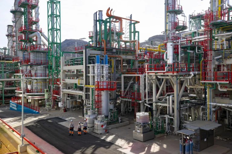 Murcia activa el plan de emergencia exterior por el incendio en Repsol; el Gobierno regularizará