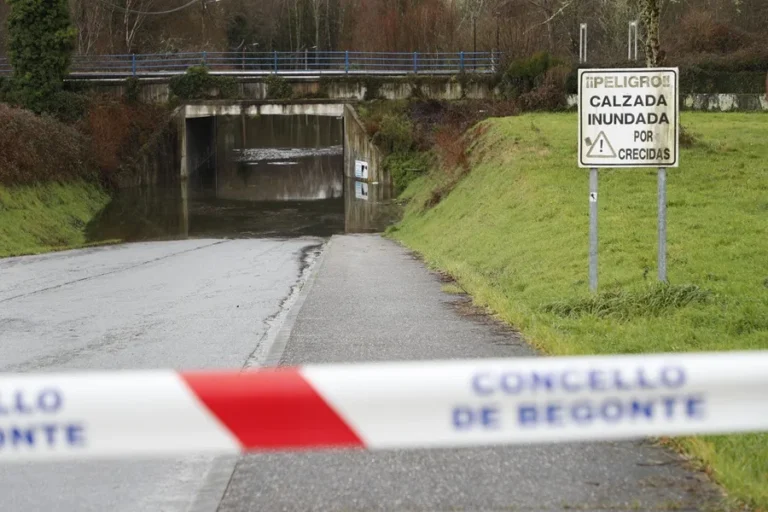 El temporal de nieve y lluvia afecta 90 carreteras y obliga al cierre total de 37 vías principales