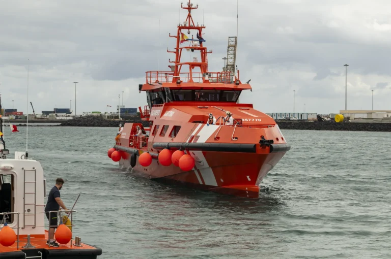 Dos fallecidos en un cayuco con más de un centenar de ocupantes rescatados a 275 kilómetros de El