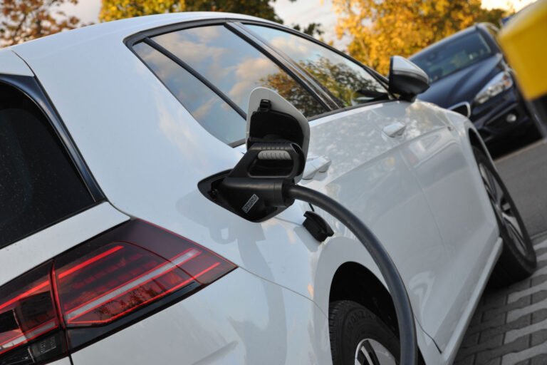 Tiempo de carga en vez de inactividad: qué hacen los conductores durante las pausas de los e-autos