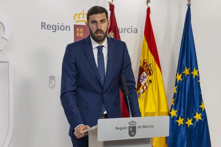 La dirección de Vox en Murcia renuncia para presionar por la destitución de su presidente PSOE
