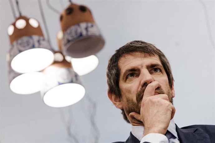 El ministro de cultura, Ernest Urtasun, durante la presentaci&oacute;n del Bar&oacute;metro de H&aacute;bitos de Lectura y Compra de Libros en Espa&ntilde;a 2025, en la librer&iacute;a Rafael Alberti, a 22 de enero de 2026, en Madrid (Espa&ntilde;a). El ministro de Cultura participa en la present