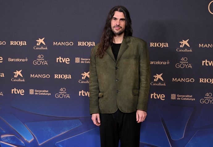&Oacute;liver Laxe posa en el photocall del Encuentro de Nominados de la 40 edici&oacute;n de los Premios Goya, celebrado en el Real Casino de Madrid, a 02 de febrero de 2026, en Madrid (Espa&ntilde;a).