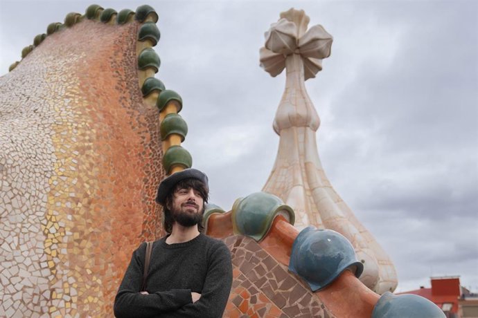 El escritor David Ucl&eacute;s posa durante la presentaci&oacute;n de su novela 'La ciudad de las luces muertas', en la Casa Batll&oacute;, a 4 de febrero de 2026, en Barcelona