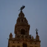 El fuerte viento arranca una de las azucenas de bronce que decoran la Giralda de Sevilla