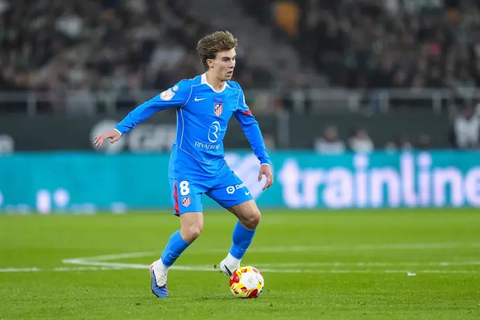 Pablo Barrios presenta una lesión muscular en el muslo derecho