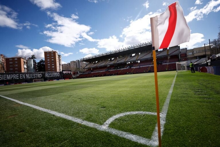 Suspensión del Rayo-Oviedo por el mal estado del campo en Vallecas