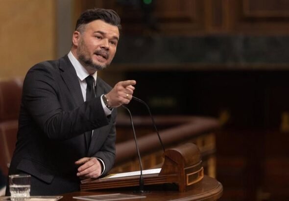 El portavoz de ERC en el Congreso, Gabriel Rufi&aacute;n, durante una sesi&oacute;n plenaria extraordinaria, en el Congreso de los Diputados, a 15 de enero de 2026, en Madrid (Espa&ntilde;a).