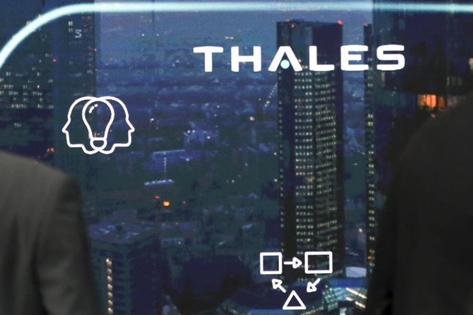 Archivo - FILED - 05 April 2017, Hamburg: Visitors flock to the booth of Thales at the Aircraft Interiors Expo in Hamburg. French aerospace and defence company Thales reported an increase in sales for the first quarter of the year compared to the same per