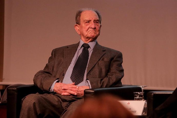 Archivo - El historiador Nicol&aacute;s S&aacute;nchez-Albornoz durante su homenaje en el Instituto Cervantes.