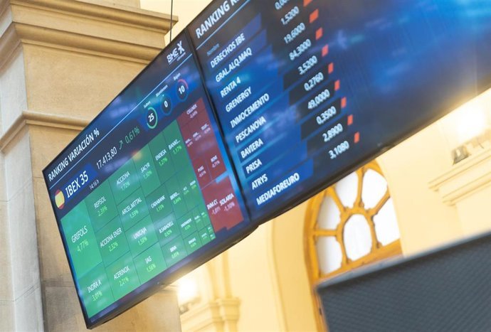 Archivo - Paneles informativos, en el Palacio de la Bolsa de Madrid, a 2 de enero de 2026, en Madrid (Espa&ntilde;a).