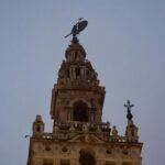 Imagen de la Giralda de Sevilla mostrando la falta de un jarr&oacute;n ornamental de su fachada desprendido por los fuertes vientos de la borrasca Leonardo. A 5 de febrero de 2026, en Sevilla (Andaluc&iacute;a, Espa&ntilde;a). Las fuertes rachas de viento que registra Sevilla