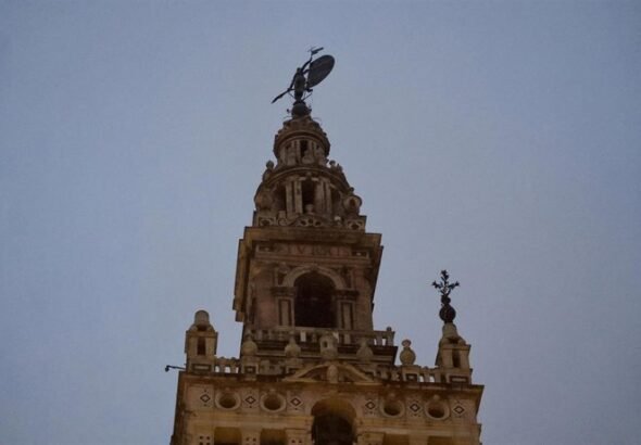 Imagen de la Giralda de Sevilla mostrando la falta de un jarr&oacute;n ornamental de su fachada desprendido por los fuertes vientos de la borrasca Leonardo. A 5 de febrero de 2026, en Sevilla (Andaluc&iacute;a, Espa&ntilde;a). Las fuertes rachas de viento que registra Sevilla