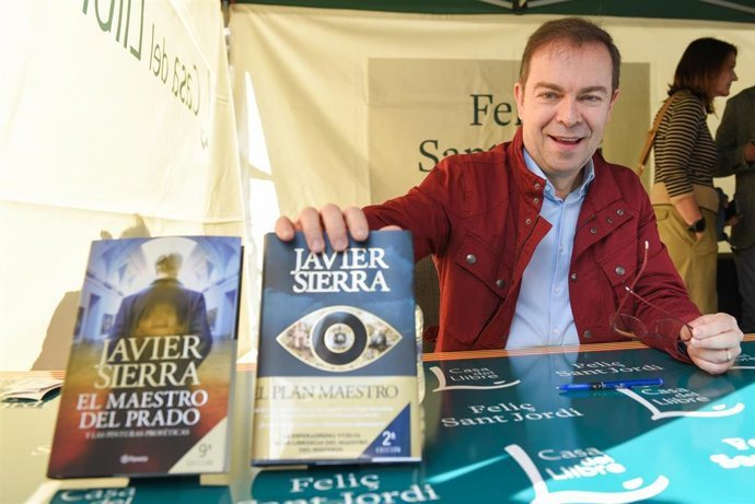 Archivo - El escritor Javier Sierra posa con uno de sus ejemplares, en la Diada de San Jordi 2025, a 23 de abril de 2025, en Barcelona, Catalu&ntilde;a (Espa&ntilde;a). Barcelona vuelve a vivir una nueva Diada de Sant Jordi, en la que se llena de libros y rosas, en una