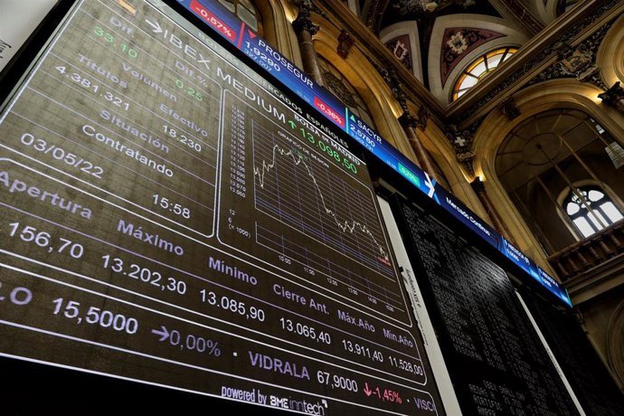 Archivo - Un panel del Ibex 35 en el Palacio de la Bolsa, a 3 de mayo de 2022, en Madrid (Espa&ntilde;a).