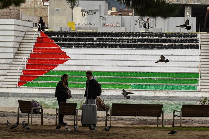Un mural apoyando la causa Palestina pintado en unas escaleras, a 13 de febrero de 2026, en Barcelona, Catalunya (Espa&ntilde;a). En Barcelona se han multiplicado los murales y piezas de arte urbano en apoyo a Palestina, repartidos por varios barrios y con fuert